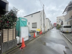 安心して暮らすことのできる住宅街。 住宅地の道路は一般に交通量が少なく車などの騒音が少ないため、住民にとって静かな生活環境が提供されます。