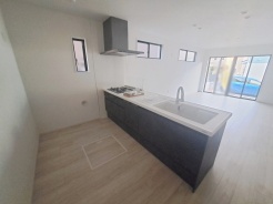 お料理をしながらリビングの家族やゲストとの会話が楽しめるカウンタータイプのキッチン。毎日のお料理を楽しく快適に。