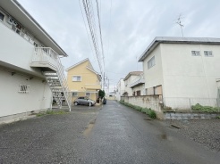 周辺は住宅が建ち並ぶ閑静な住宅街です。