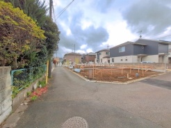 安心して暮らすことのできる住宅街。 住宅地の道路は一般に交通量が少なく車などの騒音が少ないため、住民にとって静かな生活環境が提供されます。