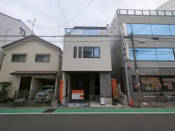 建物が完成しましたので室内のご見学予約スタート。当日のご見学予約も大歓迎です。お気軽にご連絡ください。エステート白馬国分寺店は火曜水曜も営業しております。