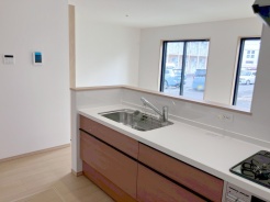 お料理をしながらリビングの家族やゲストとの会話が楽しめるカウンタータイプのキッチン。毎日のお料理を楽しく快適に。