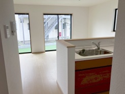 家族が一番集まる場所だから広々としつつも素敵な空間であって欲しい。みんながくつろぐリビングからキッチンまでが一つの空間のように繋がる間取り。