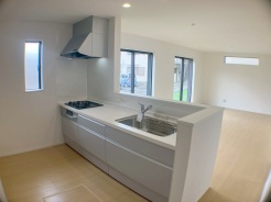 お料理をしながらリビングの家族やゲストとの会話が楽しめるカウンタータイプのキッチン。毎日のお料理を楽しく快適に。