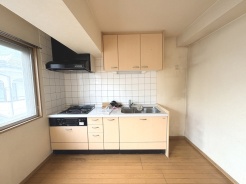 キッチンは、カウンターや壁付けタイプ、アイランドタイプ様々なパターンが御座います。
お好みも分かれる所ではありますが、壁付け対応は閉鎖的にならずに明るいキッチンスペースとしてご希望を頂く事も多いタイプ。