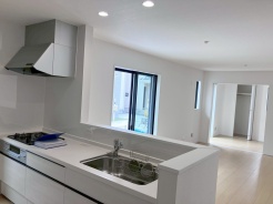 お料理をしながらリビングの家族やゲストとの会話が楽しめるカウンタータイプのキッチン。毎日のお料理を楽しく快適に。