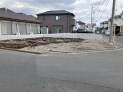 安心して暮らすことのできる住宅街。 住宅地の道路は一般に交通量が少なく車などの騒音が少ないため、住民にとって静かな生活環境が提供されます。