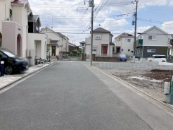 安心して暮らすことのできる住宅街。 住宅地の道路は一般に交通量が少なく車などの騒音が少ないため、住民にとって静かな生活環境が提供されます。