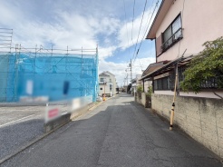 安心して暮らすことのできる住宅街。 住宅地の道路は一般に交通量が少なく車などの騒音が少ないため、住民にとって静かな生活環境が提供されます。