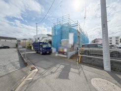 安心して暮らすことのできる住宅街。 住宅地の道路は一般に交通量が少なく車などの騒音が少ないため、住民にとって静かな生活環境が提供されます。