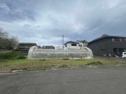 現地ご見学の際、スタッフが様々なご質問に対応いたします、周辺環境、前面道路、建築可能な建物について、ぜひご相談ください。