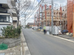 安心して暮らすことのできる住宅街。 住宅地の道路は一般に交通量が少なく車などの騒音が少ないため、住民にとって静かな生活環境が提供されます。