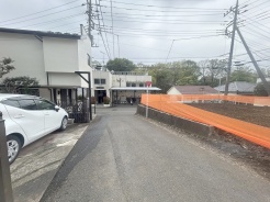 安心して暮らすことのできる住宅街。 住宅地の道路は一般に交通量が少なく車などの騒音が少ないため、住民にとって静かな生活環境が提供されます。