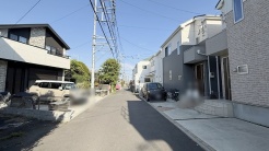 安心して暮らすことのできる住宅街。 住宅地の道路は一般に交通量が少なく車などの騒音が少ないため、住民にとって静かな生活環境が提供されます。