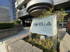 2005年6月築、印象的なエントランスがあるマンションです。