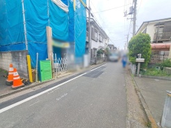 安心して暮らすことのできる住宅街。 住宅地の道路は一般に交通量が少なく車などの騒音が少ないため、住民にとって静かな生活環境が提供されます。