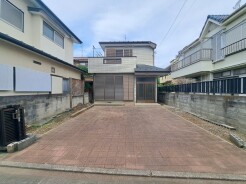 周辺の街並みの中で適度な主張、生活に溶け込むシンプルなデザインの外観が魅力の一戸建です。
