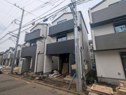 実際に室内をご見学頂くと生活のイメージが広がると思います。家具を置いたイメージや窓からの景色など。