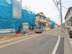 安心して暮らすことのできる住宅街。 住宅地の道路は一般に交通量が少なく車などの騒音が少ないため、住民にとって静かな生活環境が提供されます。