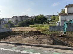 現地ご見学の際、スタッフが様々なご質問に対応いたします、周辺環境、前面道路、建築可能な建物について、ぜひご相談ください。
