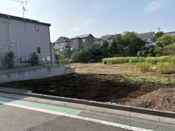 周辺は住宅が建ち並ぶ閑静な住宅街です。