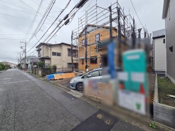 安心して暮らすことのできる住宅街。 住宅地の道路は一般に交通量が少なく車などの騒音が少ないため、住民にとって静かな生活環境が提供されます。