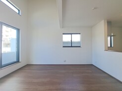 家族が一番集まる場所だから広々としつつも素敵な空間であって欲しい。みんながくつろぐリビングからキッチンまでが一つの空間のように繋がる間取り。