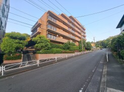 周辺のエリアで他にも沢山売りに出ている物件があります。インターネット掲載前の情報などもありますのでお気軽にお問合せください。まとめてご見学できます。