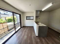 家族が一番集まる場所だから広々としつつも素敵な空間であって欲しい。みんながくつろぐリビングからキッチンまでが一つの空間のように繋がる間取り。