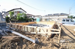 現在建物を建築中です、建築中の物件については現地確認の他、同施工会社の完成施工例のご案内、担当者のプレゼンテーションにてご検討ください。適切なご検討の方法をご説明させて頂きます。