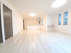 家族が一番集まる場所だから広々としつつも素敵な空間であって欲しい。みんながくつろぐリビングからキッチンまでが一つの空間のように繋がる間取り。