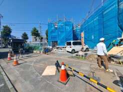 現在建物を建築中です、建築中の物件については現地確認の他、同施工会社の完成施工例のご案内、担当者のプレゼンテーションにてご検討ください。適切なご検討の方法をご説明させて頂きます。