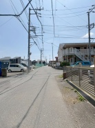 安心して暮らすことのできる住宅街。 住宅地の道路は一般に交通量が少なく車などの騒音が少ないため、住民にとって静かな生活環境が提供されます。