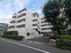 周辺の街並みの中で適度な主張、生活に溶け込むシンプルなデザインの外観が魅力の一戸建です。