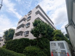 周辺の街並みの中で適度な主張、生活に溶け込むシンプルなデザインの外観が魅力の一戸建です。