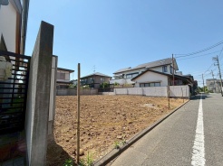 現地ご見学の際、スタッフが様々なご質問に対応いたします、周辺環境、前面道路、建築可能な建物について、ぜひご相談ください。