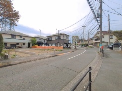 1号棟 安心して暮らすことのできる住宅街。 住宅地の道路は一般に交通量が少なく車などの騒音が少ないため、住民にとって静かな生活環境が提供されます。