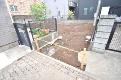 建築条件なしの敷地。弊社グループ「白馬建設」にて建物プランをご提案できます。実際の陽当たりやサイズ感を現地でお確かめください。