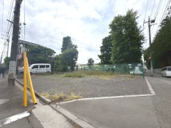 建築条件なしの敷地。弊社グループ「白馬建設」にて建物プランをご提案できます。実際の陽当たりやサイズ感を現地でお確かめください。