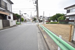 安心して暮らすことのできる住宅街。 住宅地の道路は一般に交通量が少なく車などの騒音が少ないため、住民にとって静かな生活環境が提供されます。