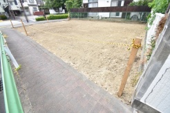 土地物件にはご確認頂くポイントがたくさんございます、土地だけのご見学の際もご遠慮せず、ぜひお気軽に担当スタッフにお申しつけくださいませ。
