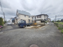 安心して暮らすことのできる住宅街。 住宅地の道路は一般に交通量が少なく車などの騒音が少ないため、住民にとって静かな生活環境が提供されます。