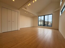 家族が一番集まる場所だから広々としつつも素敵な空間であって欲しい。みんながくつろぐリビングからキッチンまでが一つの空間のように繋がる間取り。