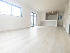 家族が一番集まる場所だから広々としつつも素敵な空間であって欲しい。みんながくつろぐリビングからキッチンまでが一つの空間のように繋がる間取り。