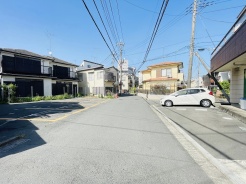 安心して暮らすことのできる住宅街。 住宅地の道路は一般に交通量が少なく車などの騒音が少ないため、住民にとって静かな生活環境が提供されます。