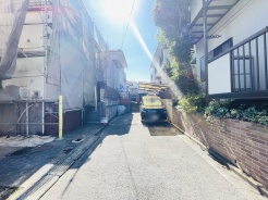 安心して暮らすことのできる住宅街。 住宅地の道路は一般に交通量が少なく車などの騒音が少ないため、住民にとって静かな生活環境が提供されます。
