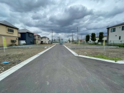 安心して暮らすことのできる住宅街。 住宅地の道路は一般に交通量が少なく車などの騒音が少ないため、住民にとって静かな生活環境が提供されます。