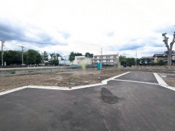 安心して暮らすことのできる住宅街。 住宅地の道路は一般に交通量が少なく車などの騒音が少ないため、住民にとって静かな生活環境が提供されます。
