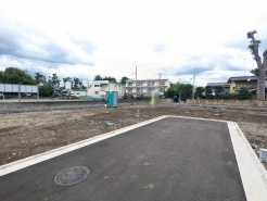 安心して暮らすことのできる住宅街。 住宅地の道路は一般に交通量が少なく車などの騒音が少ないため、住民にとって静かな生活環境が提供されます。