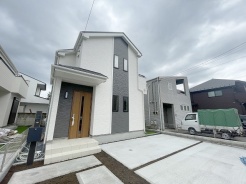 建物が完成しましたので室内のご見学予約スタート。当日のご見学予約も大歓迎です。お気軽にご連絡ください。エステート白馬国分寺店は火曜水曜も営業しております。